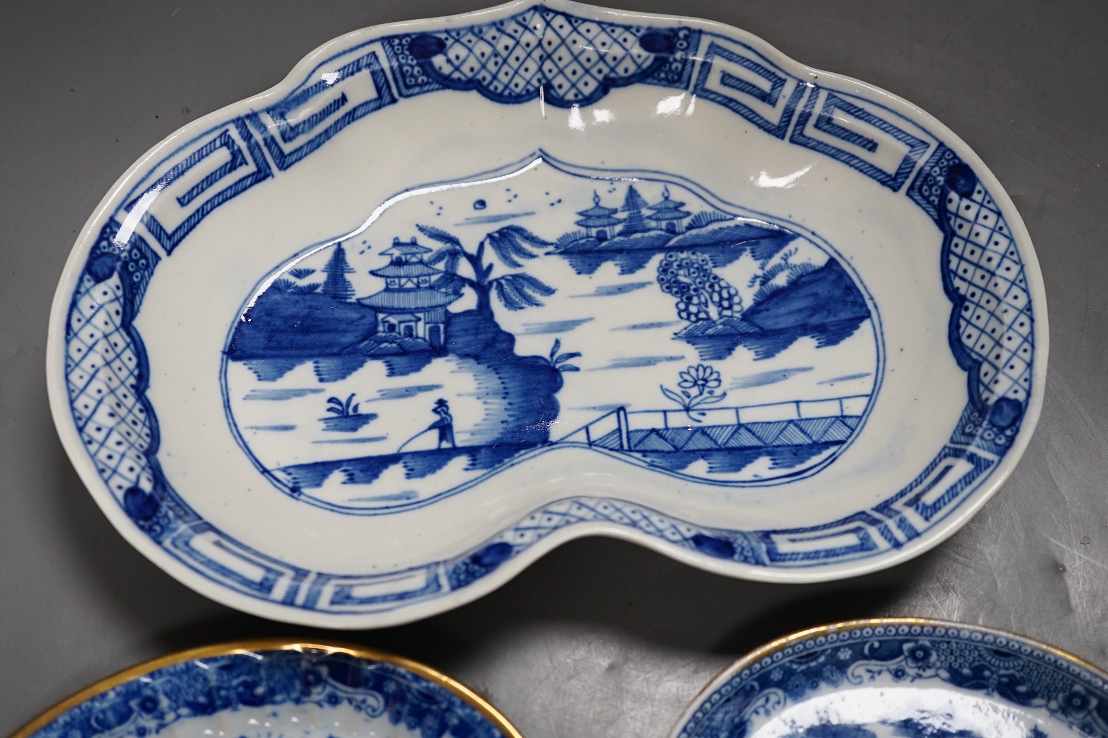 A Caughley heart shaped dish, painted with the Weir pattern, 26.5cm and two trays printed with the Scalloped Bridge pattern